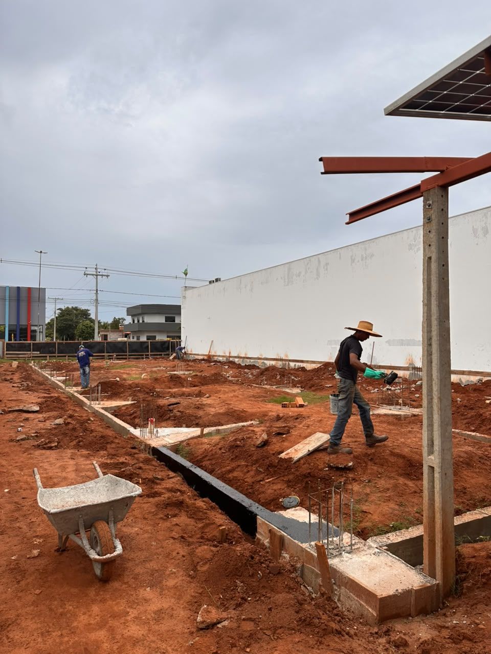 Execução de fundações e vigas baldrame com impermeabilização