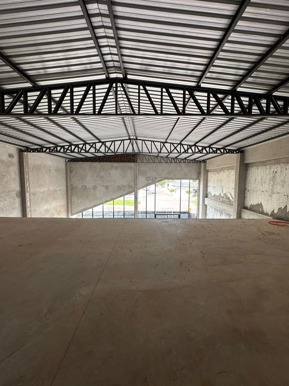 Mezanino de galpão comercial com cobertura em treliça metálica